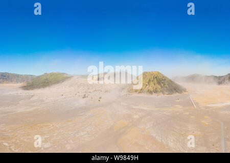 Panoramablick Luftaufnahme des Bromo Vulkan und batok am Vulkan Bromo Tengger Semeru National Park auf der Insel Java, Indonesien. Eine der am meisten Stockfoto