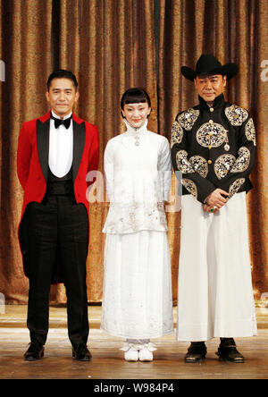 Hong Kong Schauspieler Tony Leung Chiu Wai (L), chinesische Schauspielerin Zhou Xun (C) und Hong Kong Schauspieler Lau Ching Wan (R) nehmen an einer Pressekonferenz für den Film Stockfoto