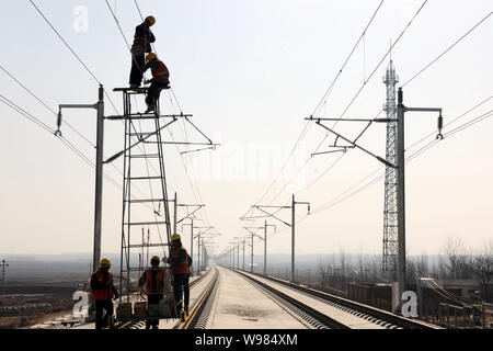 Chinesische Arbeiter Installieren von Power Linien entlang der Chuzhou Abschnitt der Beijing-Shanghai High-speed Railway in Stadt Chuzhou, East China Provinz Anhui, Stockfoto