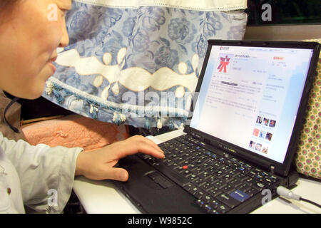 ---- Einen chinesischen Netizen verwendet Weibo, der Twitter-ähnlichen Microblogging-dienst online von Sina, in Chongqing, China, 19. Mai 2011. Staatliche Peking Dai Stockfoto