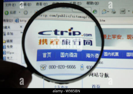 ---- Einen chinesischen Netizen durchsucht die Online Travel Website Ctrip.com in Chongqing, China, 17. November 2009. Ctrip.com International bekannt, dass Stockfoto