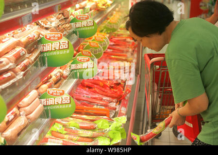 --File - ein Kunde wählt Yurun food in einem Supermarkt in Shanghai, China, 29. August 2011. Kontroverse über die Verwendung von slimming Drogen durch die Schweinehalter Stockfoto