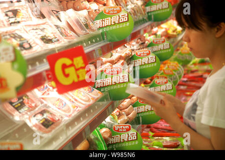 --File - ein Kunde wählt Yurun food in einem Supermarkt in Shanghai, China, 29. August 2011. Kontroverse über die Verwendung von slimming Drogen durch die Schweinehalter Stockfoto