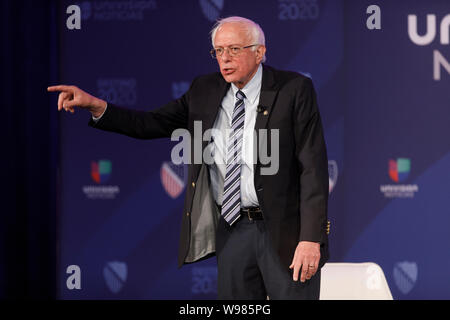 Senator Bernie Sanders, ein unabhängiger von Vermont und Präsidentschaftskandidat 2020 Punkte beim Sprechen auf der Bühne auf einer Veranstaltung Stockfoto