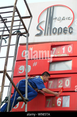 ---- Ein Mann Arbeiter aktuelles Treibstoffpreise an einer Tankstelle von Sinopec (China Petroleum & Chemical) in Kunshan, China Provinz Hubei, 9. Oktober Stockfoto