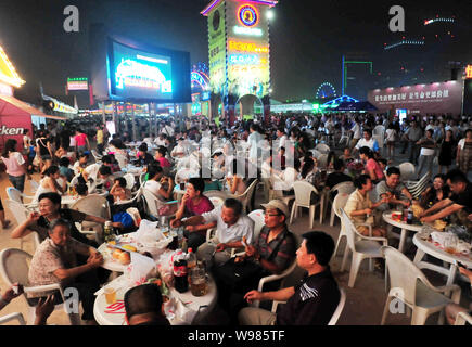 Massen von Touristen und Einheimischen das 21 Qingdao International Beer Festival in Qingdao Stadt genießen, East China Provinz Shandong, 13. August 20. Stockfoto