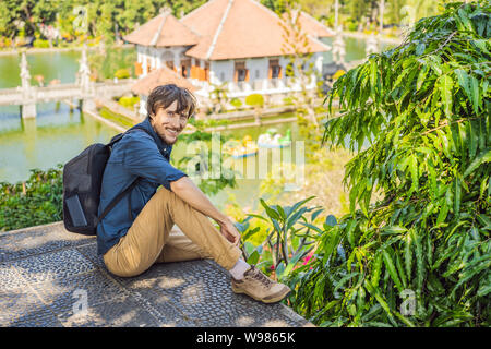 Vater und Sohn im Wasser Palace Soekasada Taman Ujung Ruinen auf der Insel Bali in Indonesien. Toller alter Architektur. Reise und Urlaub Hintergrund Stockfoto