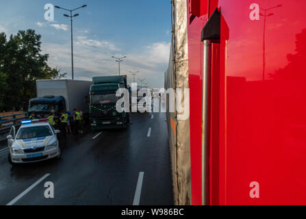 Verkehrspolizei finden Sie die Ursachen des Unfalls Stockfoto