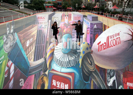 Besucher stehen auf einer riesigen 3D-boden Malerei unter dem Oriental Pearl TV Tower in der Lujiazui Finanzviertel in Pudong, Shanghai, China, 9 Novembe Stockfoto