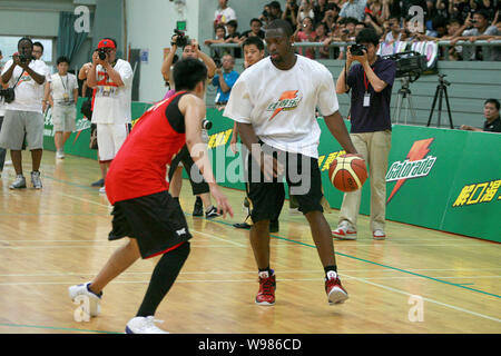 Sieben mal NBA All-Star Dwyane Wade von Miami Heat spielt Basketball mit einem Spieler der Street China während einer Ausbildung in Shanghai, China, 4. Aug. Stockfoto