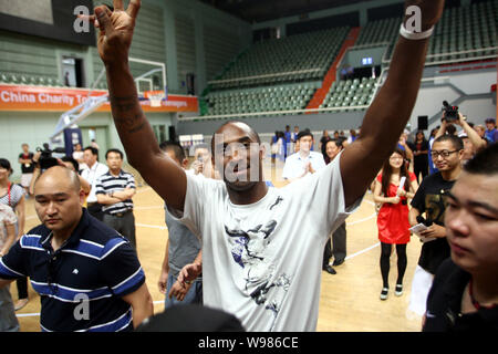 NBA-Star Kobe Bryant wellen bei einem Treffen mit chinesischen Fans während seiner Reise nach China in Shanghai, China, 18. Juli 2011. Stockfoto