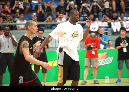 Sieben mal NBA All-Star Dwyane Wade (R) der Miami Heat ist die Ausbildung mit Spielern der Street China in Shanghai, China, 4. August 2011. Die NBA Endrunden Stockfoto