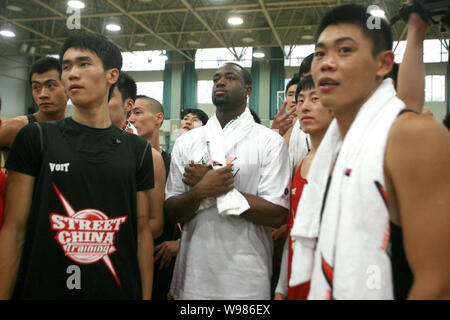 Sieben mal NBA All-Star Dwyane Wade (C) der Miami Heat stellt mit Spielern der Street China während einer Ausbildung in Shanghai, China, 4. August 2011. T Stockfoto