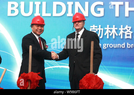 David Preston (R), Präsident von Boehringer Ingelheim China, wird dargestellt, während der spatenstich von Boehringer Ingelheim Zhangjiang Anlage E Stockfoto