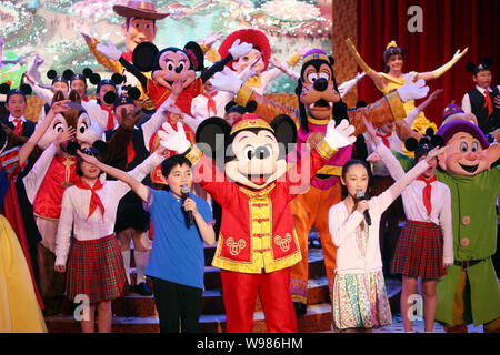 Walt Disney Cartoon Charaktere und Chinesische Studenten führen an den Spatenstich für das Shanghai Disney Resort in Shanghai, China, 8. April Stockfoto