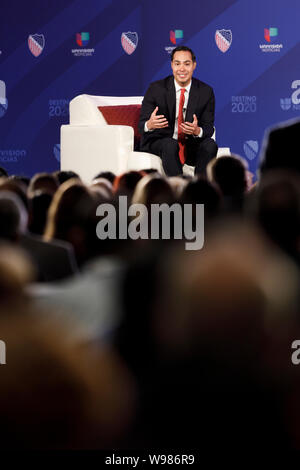 Julian Castro, ehemaliger Minister für Wohnungsbau und Stadtentwicklung (HUD) und 2020 Demokratische Präsidentschaftskandidat, spricht auf einer Veranstaltung Stockfoto