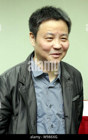 Chinesischen Autor und Schriftsteller Yu Hua eine Pressekonferenz für die 19 Taipei International Book Exhibition in Taipei, Taiwan, 8. Februar 2011 besucht. Th Stockfoto