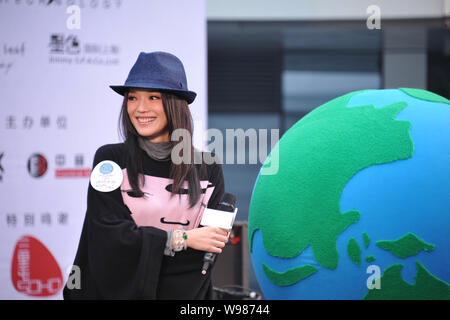 Taiwanesische Schauspielerin Shu Qi besucht eine ökologische Kampagne in Peking, China, 29. Oktober 2011. Stockfoto