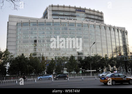 ------ Autos passieren, die von der Zentrale der COSCO (China Ocean Shipping (Group) Company) in Peking, China, 24. Oktober 2011. China Ocean Shipping Co. ( Stockfoto