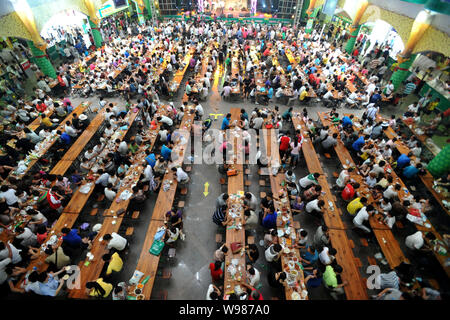 Massen von Touristen und einheimischen Bier trinken während der 21 Qingdao International Beer Festival in Qingdao Stadt, im Osten der Provinz Shandong, China Stockfoto