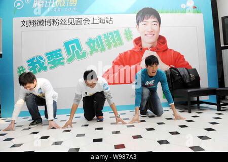 Chinesischen star Hürdenspringer Liu Xiang, Mitte, und zwei Fans darstellen, während einer Kampagne für die Fans und Unterstützer seiner Micro-blog Standort in Shanghai, China, 22 treffen Stockfoto