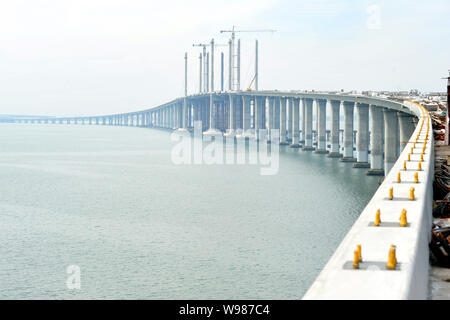 ---- Der Qingdao Golf Bridge, auch bekannt als der Qingdao Bay Bridge oder der Qingdao Haiwan Brücke, ist im Bau in Qingdao Stadt, Ostchina Stockfoto