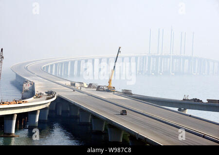 ---- Der Qingdao Golf Bridge, auch bekannt als der Qingdao Bay Bridge oder der Qingdao Haiwan Brücke, ist im Bau in Qingdao Stadt, Ostchina Stockfoto