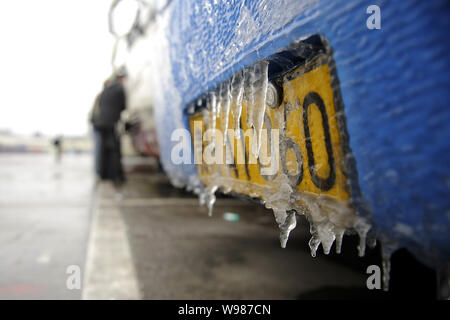 Busse werden gesehen durch Eis an einem Long Distance Bus Station bedeckt nach dem eisigen Regen in Guiyang City, im Südwesten Chinas Provinz Guizhou, den 2. Januar 2011. Stockfoto