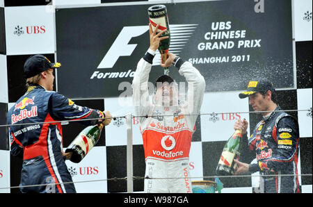 McLaren-Mercedes Lewis Hamilton von Großbritannien, Mitte, Red Bull Racings Sebastian Vettel von Deutschland, Links, und Mark Webber von Australien spray Champagner t Stockfoto
