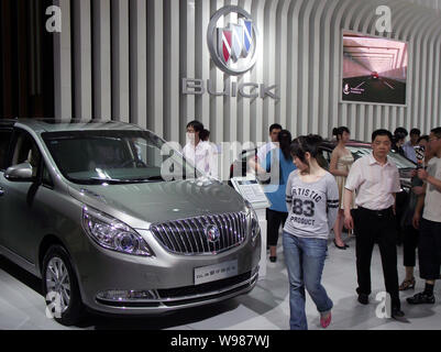 ------ Chinesischer Autokunden Blick an einem Buick GL8, von Shanghai GM, das Joint Venture zwischen der SAIC und General Motors hergestellt, während ein Auto Show im Stockfoto