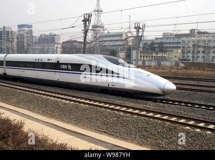 ---- Eine CRH (China Railway High-speed) Züge läuft auf der Shanghai-Nanjing-Bahn in Nanjing City, East China Jiangsu Provinz, 9. März Stockfoto