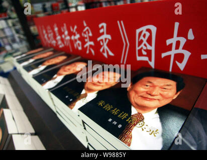 Exemplare des Buches, Zhu Rongji Rede erfassen, sind für den Verkauf an einer Buchhandlung in Fuzhou city, südost China Fujian Provinz, 8. September 2011. Eine neue Stockfoto