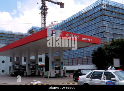 ---- Blick auf eine Tankstelle von Sinopec in Shanghai, China, 31. August 2011. Die Umfrage, die von der Werbung Riese WPP in Auftrag gegeben, berechnet den Wert Stockfoto