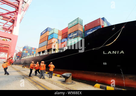 ------ Chinesische Arbeiter Liegeplatz ein Containerschiff in einem Container Terminal der in Qingdao Qingdao Hafen City, East China Provinz Shandong, 8. März 2011. Stockfoto