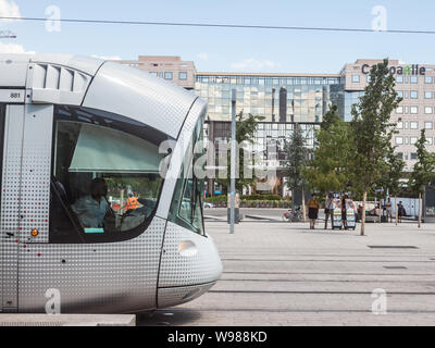 LYON, Frankreich - 14 Juli, 2019: Straßenbahn warten die Haltestelle von Lyon Part Dieu Bahnhof zu verlassen. Es ist ein Teil der TCL Straßenbahnnetzes, einer der Stockfoto