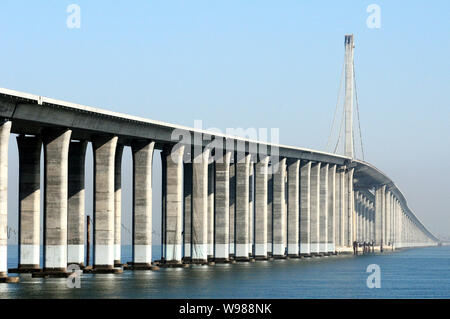 ---- Der Qingdao Golf Bridge, auch bekannt als der Qingdao Bay Bridge oder der Qingdao Haiwan Brücke, ist im Bau in Qingdao Stadt, Ostchina Stockfoto