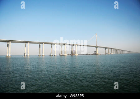 ---- Der Qingdao Golf Bridge, auch bekannt als der Qingdao Bay Bridge oder der Qingdao Haiwan Brücke, ist im Bau in Qingdao Stadt, Ostchina Stockfoto