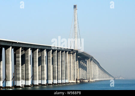 ---- Der Qingdao Golf Bridge, auch bekannt als der Qingdao Bay Bridge oder der Qingdao Haiwan Brücke, ist im Bau in Qingdao Stadt, Ostchina Stockfoto