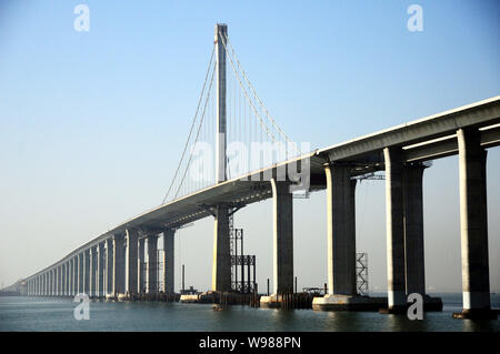 ---- Der Qingdao Golf Bridge, auch bekannt als der Qingdao Bay Bridge oder der Qingdao Haiwan Brücke, ist im Bau in Qingdao Stadt, Ostchina Stockfoto