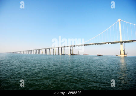 ---- Der Qingdao Golf Bridge, auch bekannt als der Qingdao Bay Bridge oder der Qingdao Haiwan Brücke, ist im Bau in Qingdao Stadt, Ostchina Stockfoto