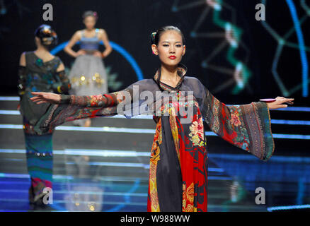 Modelle Kleider tragen mit chinesischen Elemente darstellen auf der Bühne während der 6 asiatischen Super Model Contest in Nanning, der Südwesten der Provinz Guangxi, 5 Sep Stockfoto