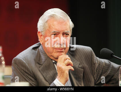 Mario Vargas Llosa, der peruanische Schriftsteller und Nobelpreisträger 2010, spricht an der Shanghai International Studies University in Shanghai, China, 14. Juni 2 Stockfoto