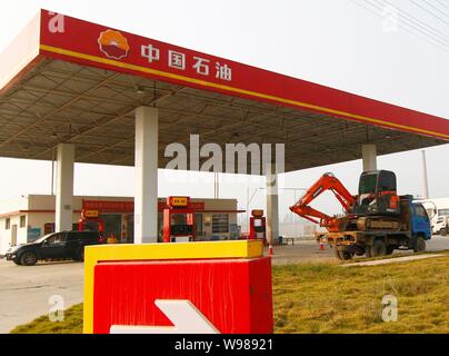 ---- Blick auf eine Tankstelle von PetroChina in Liuzhou, South China Guangxi Zhuang autonomen Region, 16. November 2011. Die Umfrage, die im Auftrag von Stockfoto