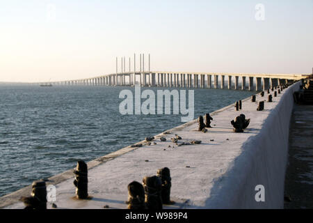 ---- Der Qingdao Golf Bridge, auch bekannt als der Qingdao Bay Bridge oder der Qingdao Haiwan Brücke, ist im Bau in Qingdao Stadt, Ostchina Stockfoto