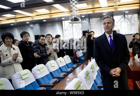 Jon Huntsman Jr. (rechts), Botschafter der Vereinigten Staaten in China, ist nach seiner Rede an der Hunan University in Changsha City, Central China gesehen Stockfoto