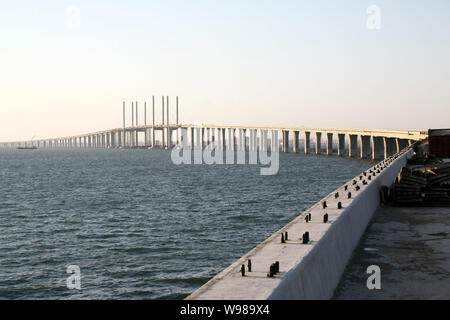 ---- Der Qingdao Golf Bridge, auch bekannt als der Qingdao Bay Bridge oder der Qingdao Haiwan Brücke, ist im Bau in Qingdao Stadt, Ostchina Stockfoto