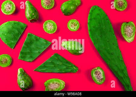 Kaktus Kaktus Blätter und Früchte - Thunfisch auf rosa Hintergrund. Kreative Gestaltung. Ansicht von oben. Stockfoto