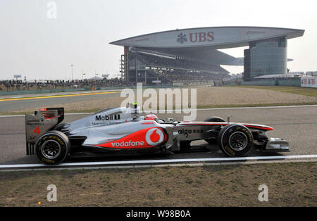 McLaren-Mercedes-Pilot Jenson Button von Großbritannien konkurriert in der Formel 1 Grand Prix von China 2011 auf dem Shanghai International Circuit in Shanghai. Stockfoto