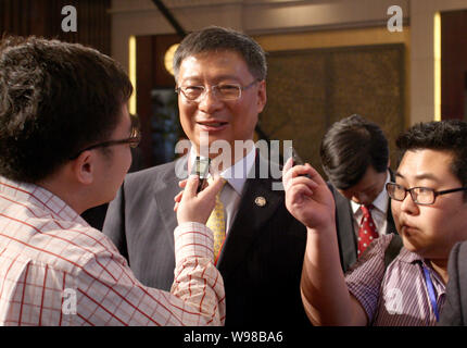 Li Lihui, Präsident und stellvertretender Vorsitzender der Bank von China, ist in der Lujiazui Forum 2011 in Shanghai, China, 20. Mai 2011 interviewt. Die 201 Stockfoto