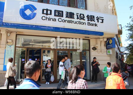 ---- Fußgänger vorbei an eine Filiale der China Construction Bank (CCB) in Haerbin, im Nordosten Chinas Provinz Heilongjiang, 10. September 2011. China Stockfoto